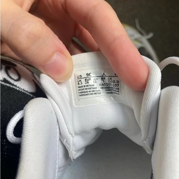 Jordan 11s 9C toddler sneakers White Yellow - Picture 6 of 7